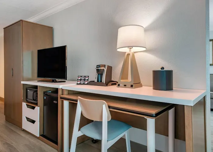 Hotel Dolphin Sands Clearwater Beach, An Ascend Collection 4*